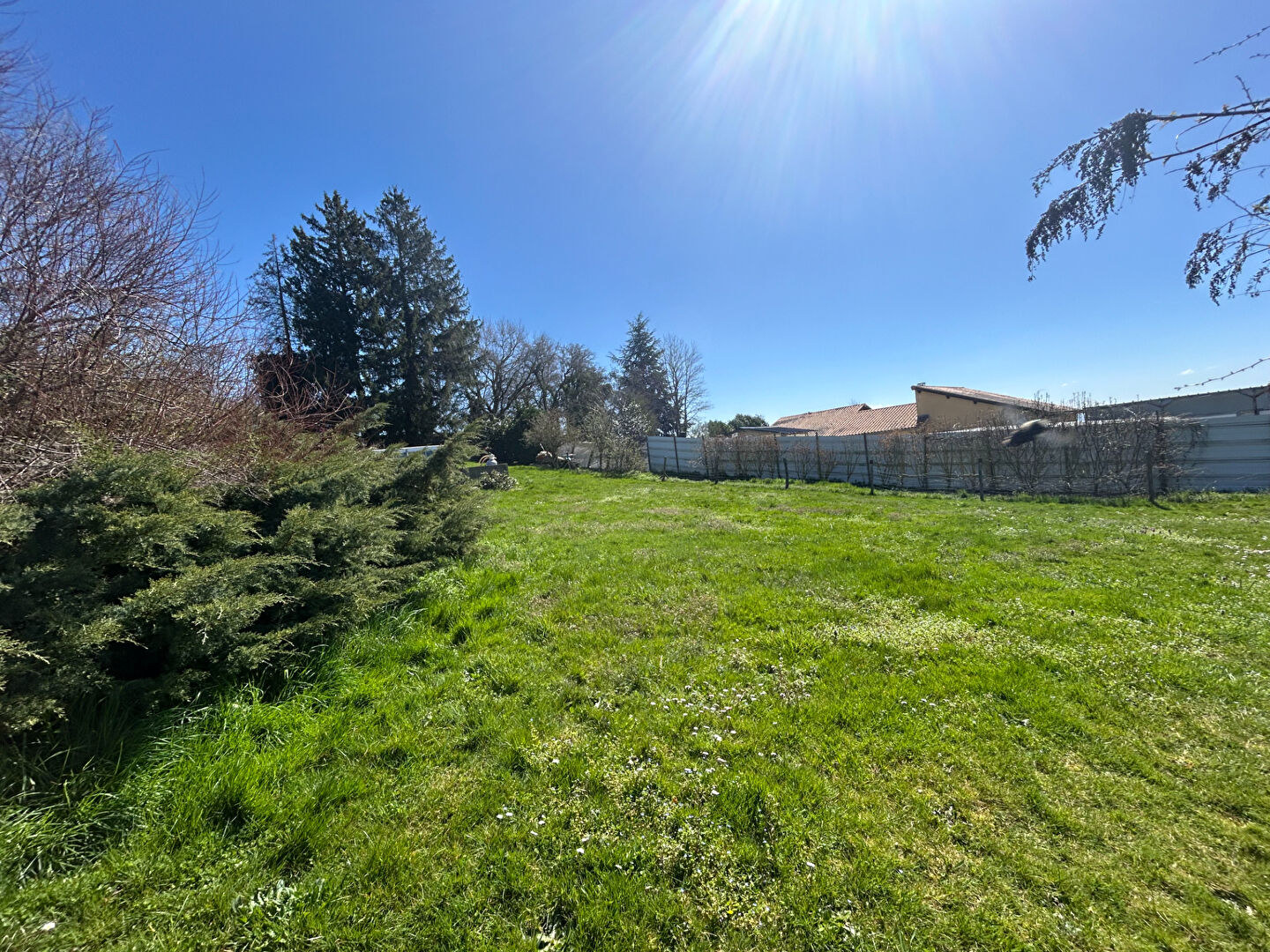 Terrain constructible dans un bel environnement !