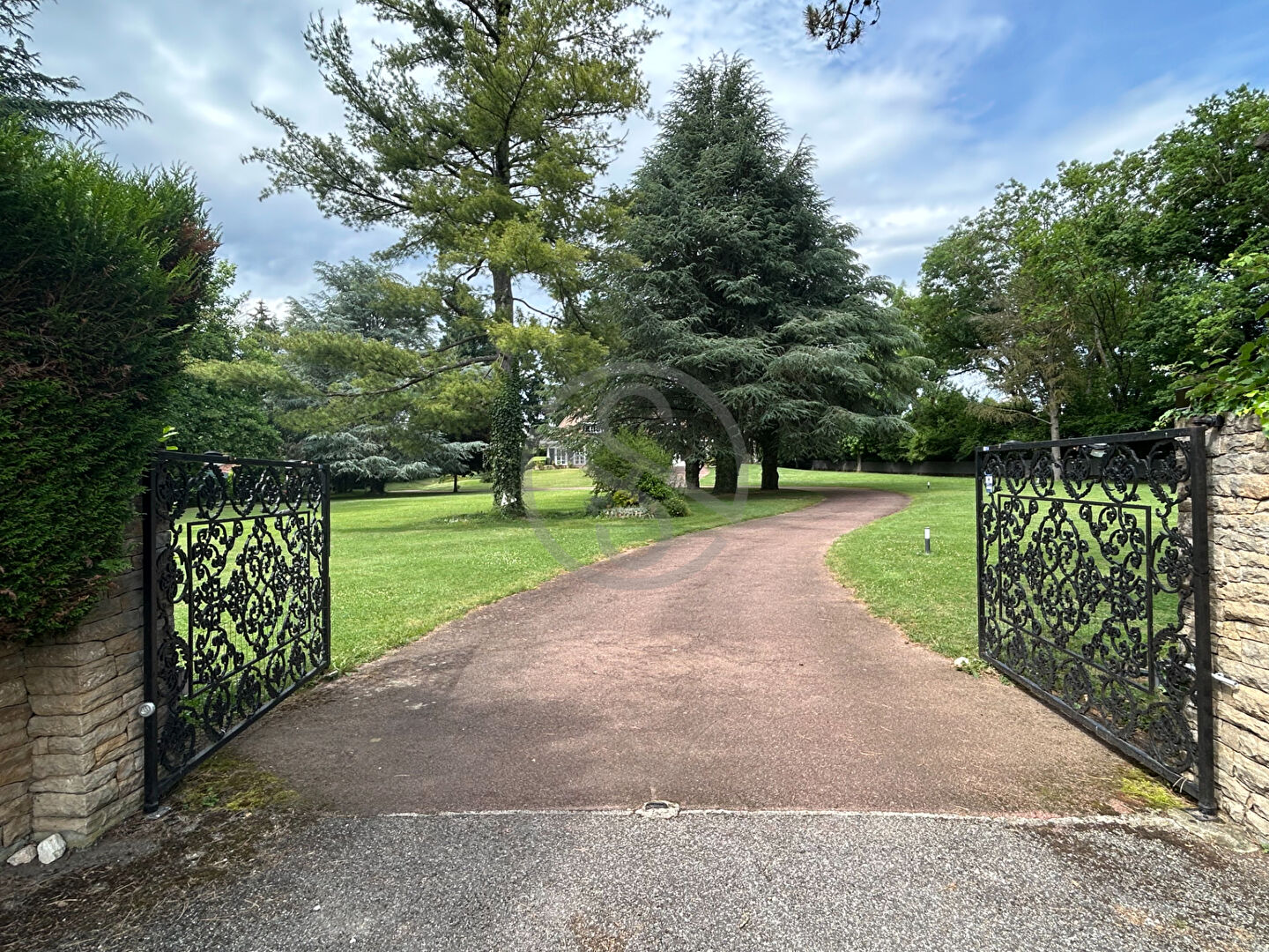 Maison – 11 pièce(s) – 366 m2