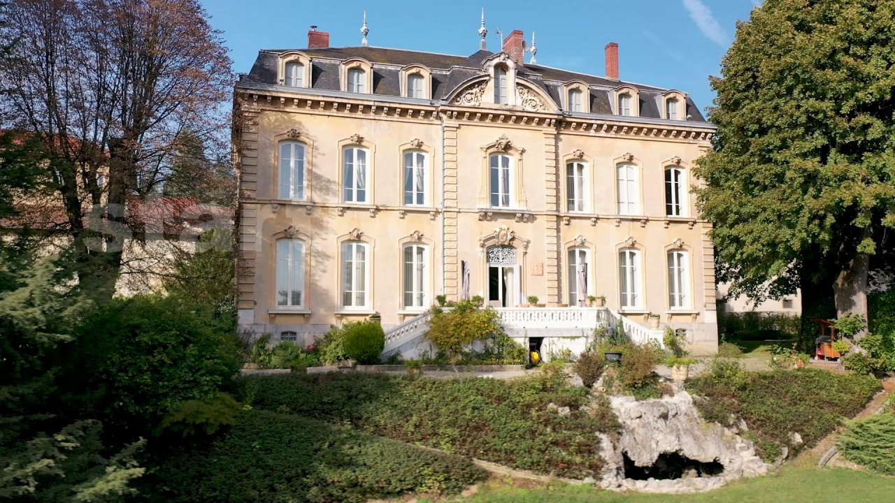 Maison – 17 pièce(s) – 612 m2