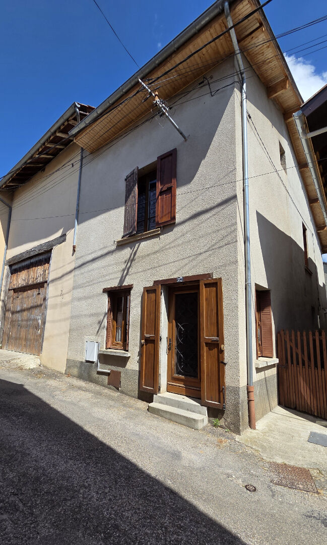 Maison de ville en duplex , 87 m² . Fort potentiel La Côte Saint André