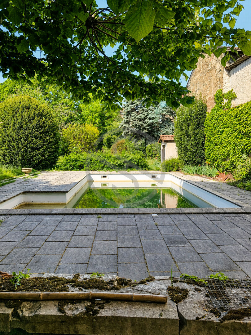 Maison de caractère de 225 m² avec piscine sur centre de 38270 Beaurepaire
