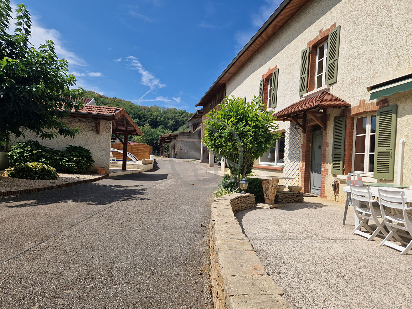 Propriété 230 m2 + grande dépendance + terrain constructible