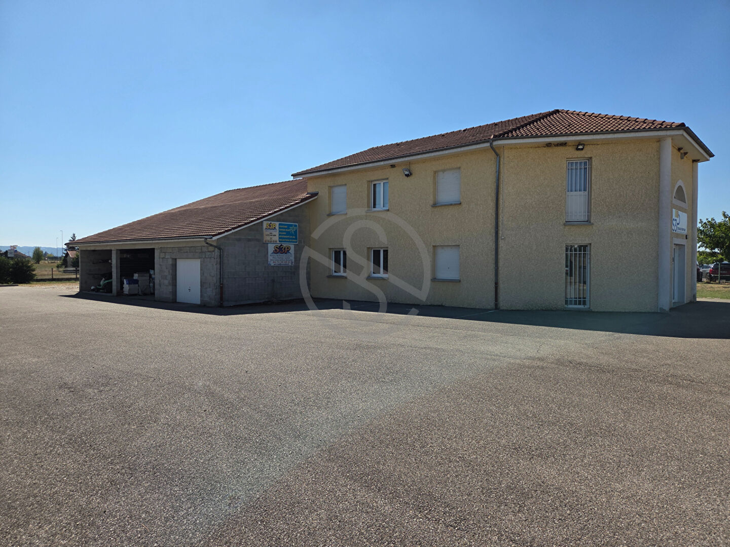 Local d&rsquo;activité avec bureaux et entrepôt