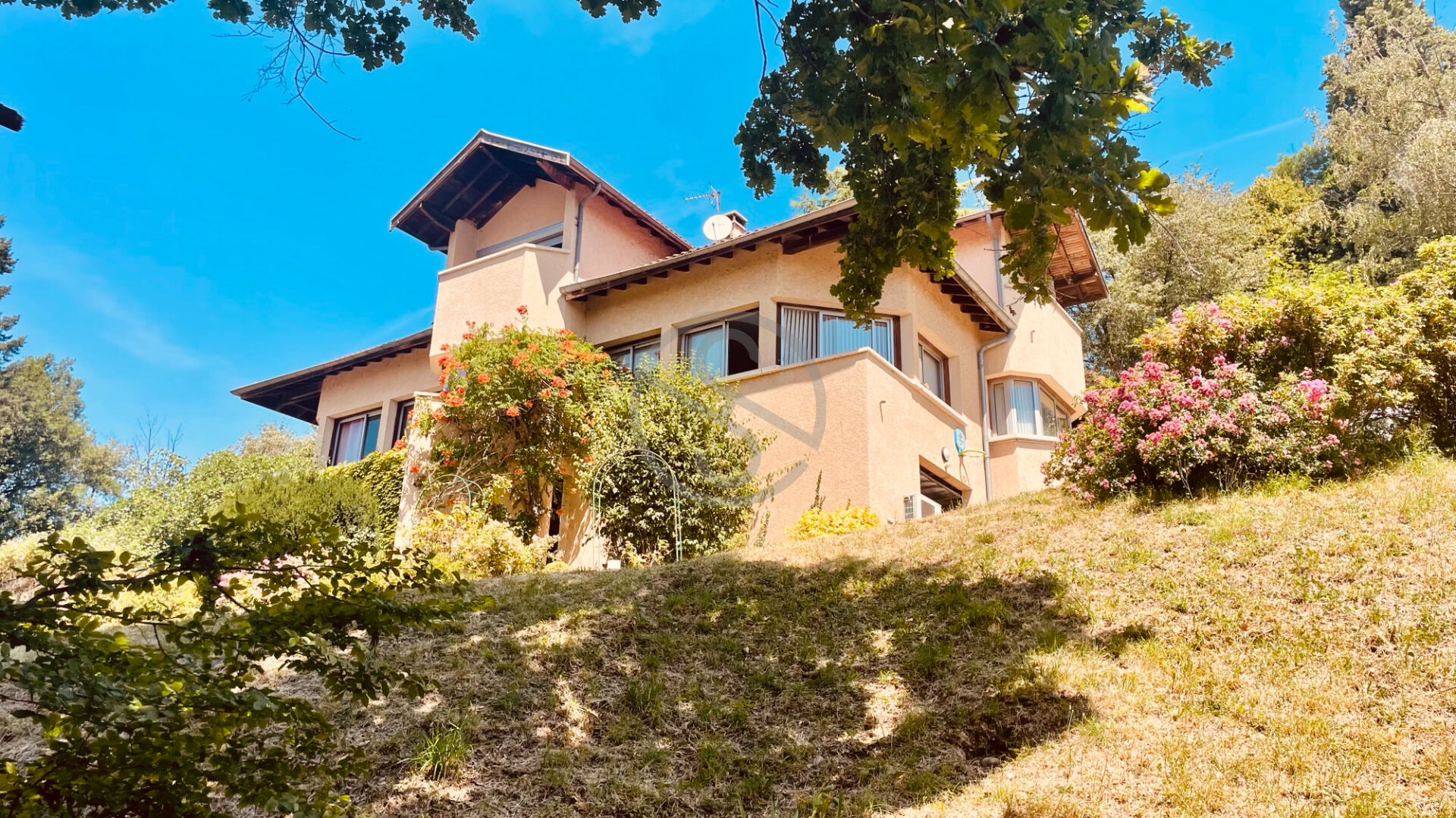 Propriété de 279m² sur 6000m² à 38260 La Cote Saint André
